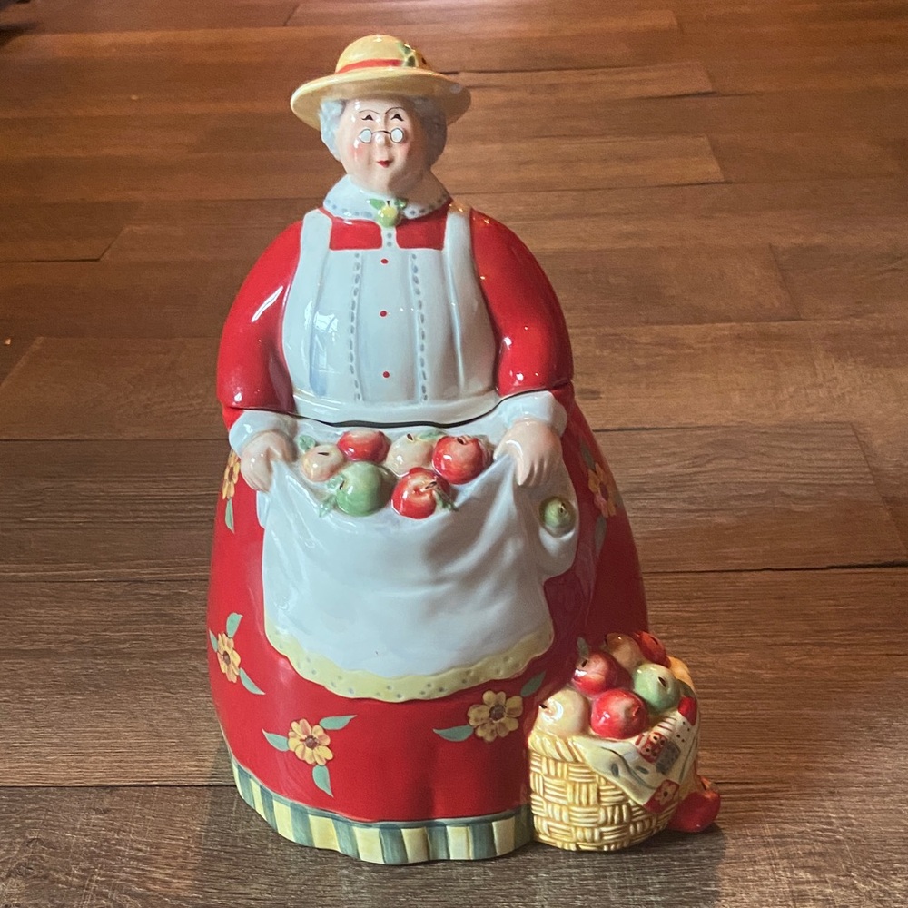 Vintage Susan Winget Ceramic Grandma Cookie Jar with Apples
